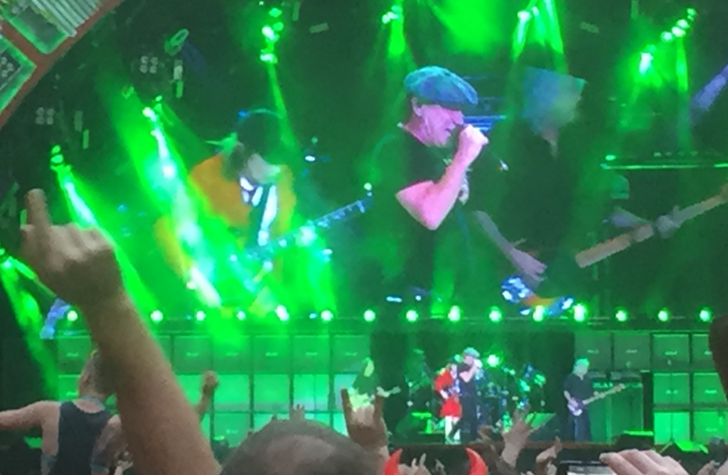 AC/DC (live at Wembley Stadium) – Freq